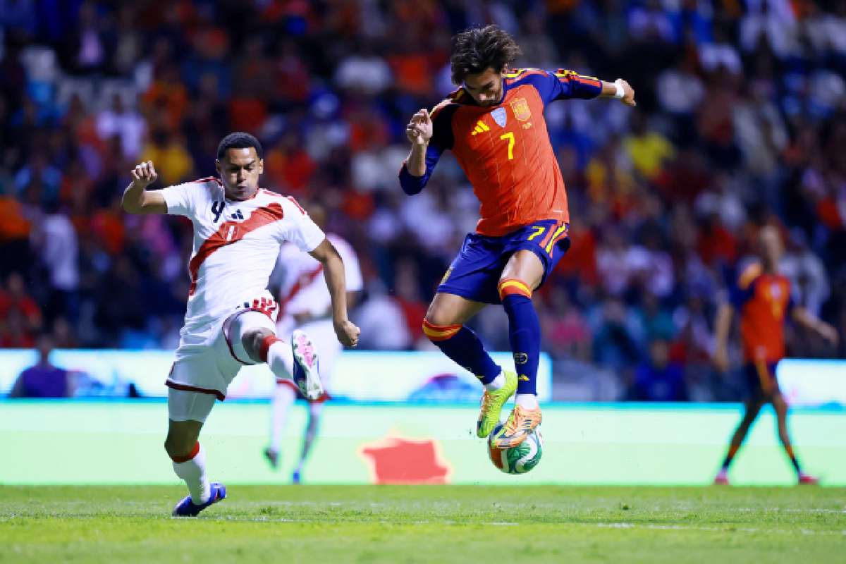 Spain give an impressive glimpse of their World Cup credentials with a dominant victory over Peru