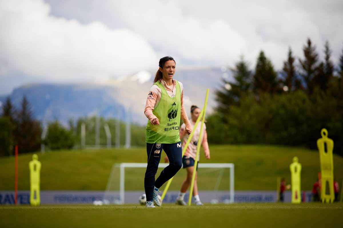 España busca rematar la faena en Islandia para sellar su presencia en el Mundial