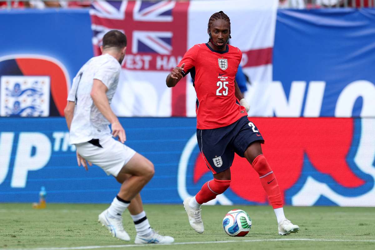 Djed Spence mit Kieferbruch: Englands Abwehrspieler bei der WM mit Schutzmaske
