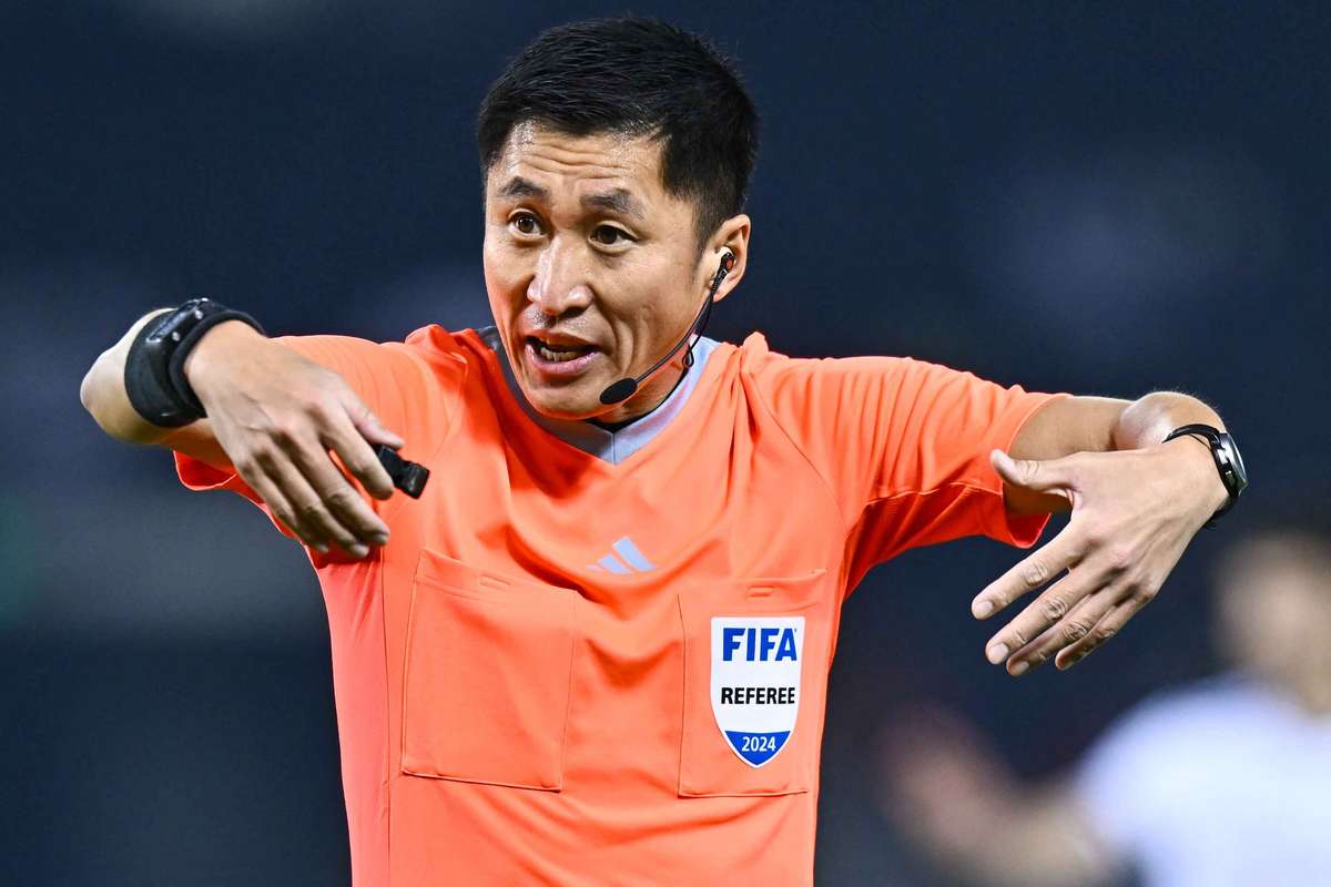 Ante la ausencia de su selección en el Mundial, China centra su atención en el árbitro Ma Ning