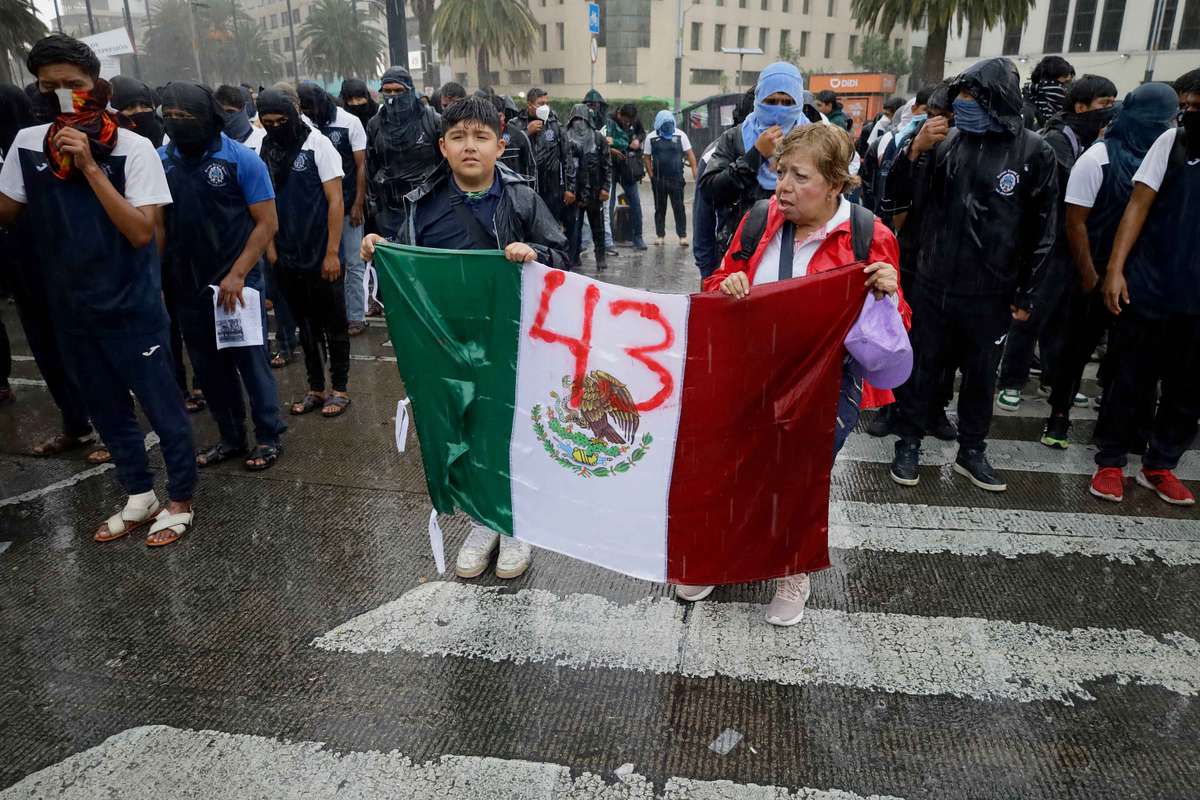 Mundial 2026: Milhares de manifestantes bloqueiam entrada do estádio do jogo inaugural