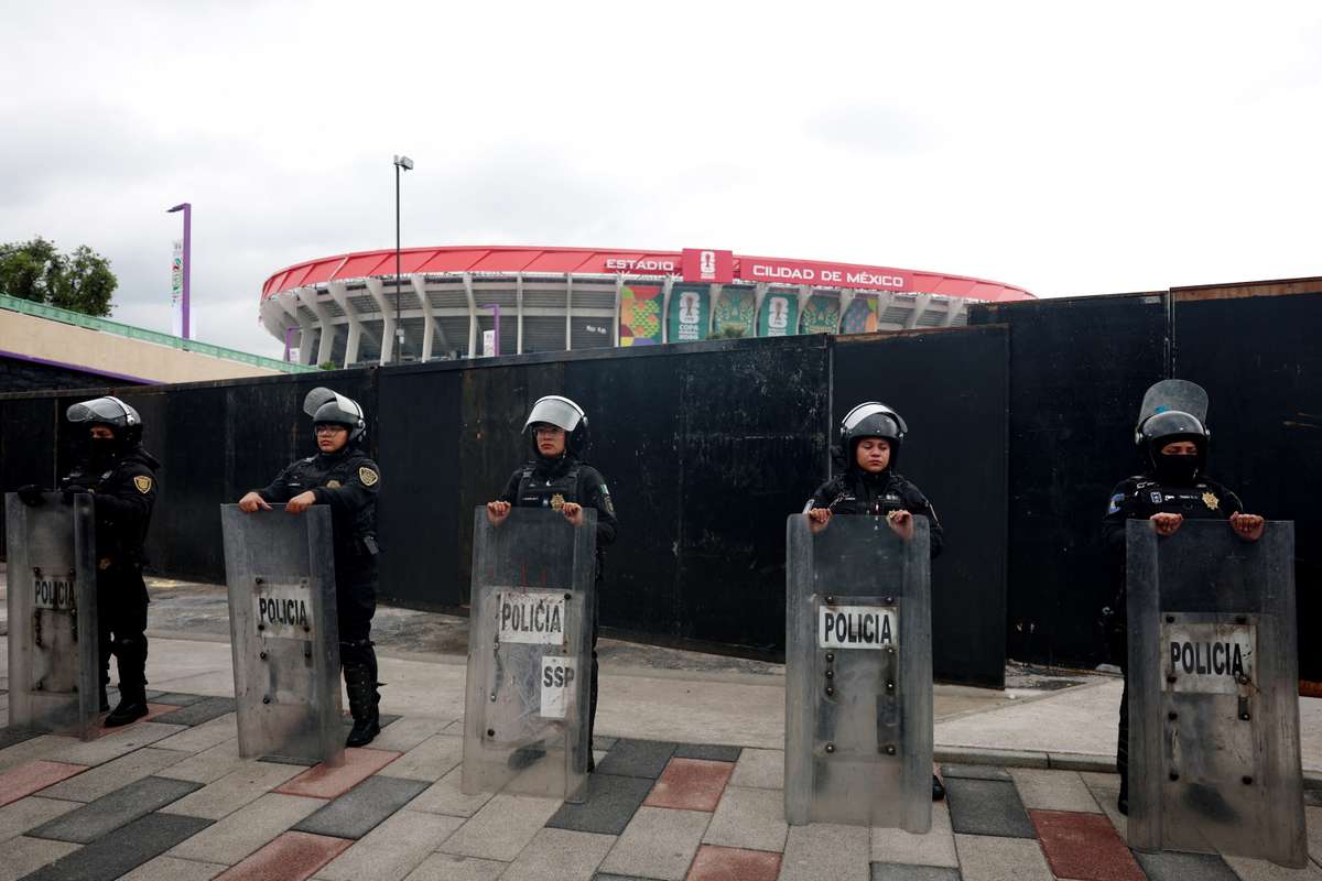 Milhares de manifestantes bloqueiam avenida de acesso ao estádio do Mundial no México