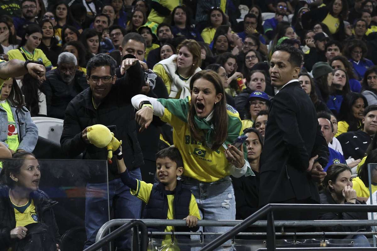 Acht Rote Karten im Freundschaftsspiel: Brasilien gegen USA