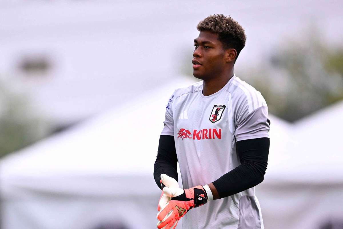 El Aston Villa pone la mira en Zion Suzuki como posible sustituto del Dibu Martínez