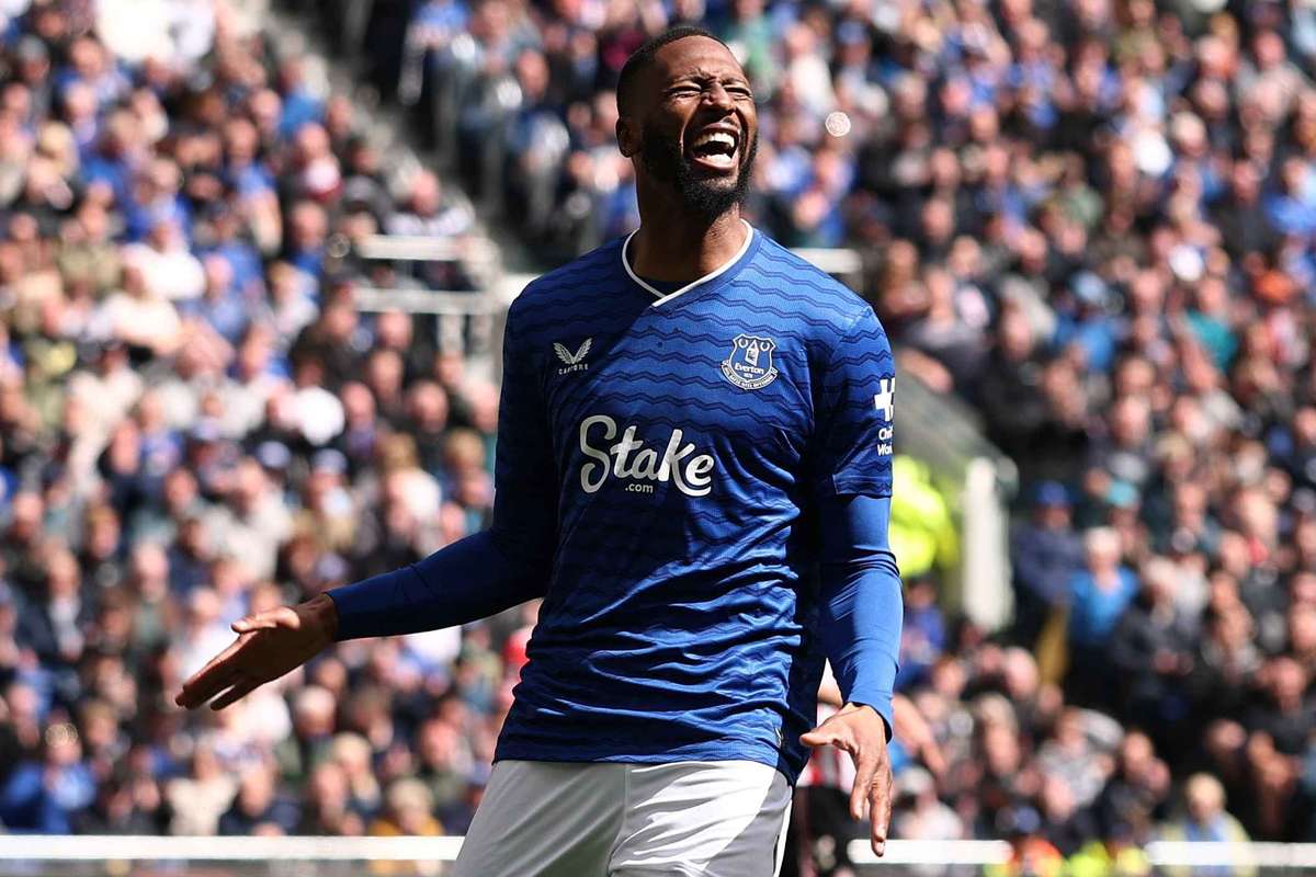 Everton é obrigado a indemnizar Burnley após violar regras financeiras