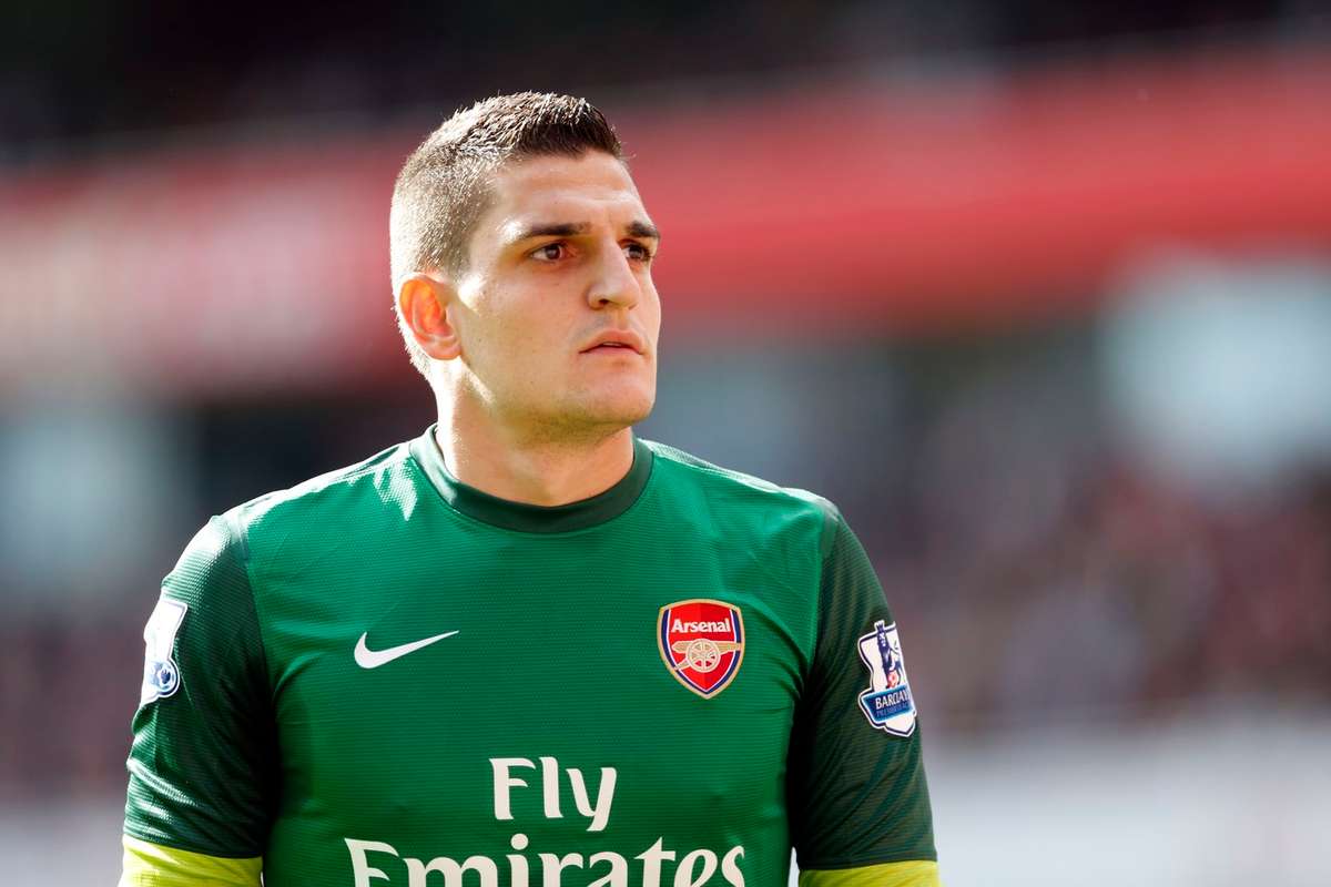 Confirmado: Vito Mannone, antigo guarda-redes do Arsenal, nomeado jogador-treinador do Crawley Town