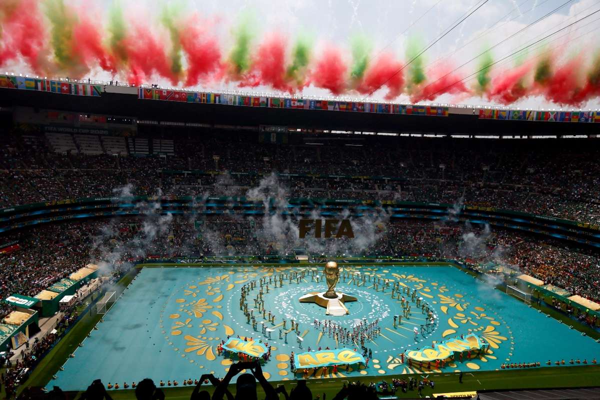 México arranca el Mundial con Maná, Shakira, Salma Hayek y Andrea Bocelli