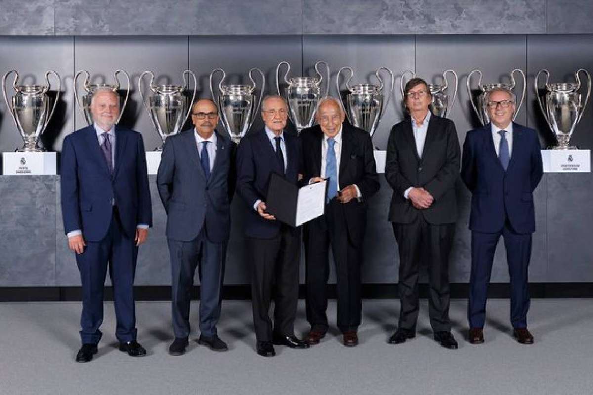 Florentino se erige presidente y nombra socio de honor al Papa León