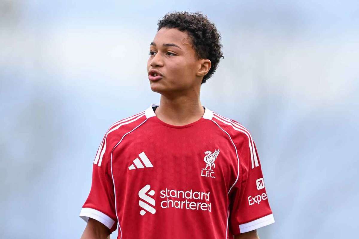 É oficial: Prince, filho de Djibril Cissé, assina o primeiro contrato profissional com o Liverpool