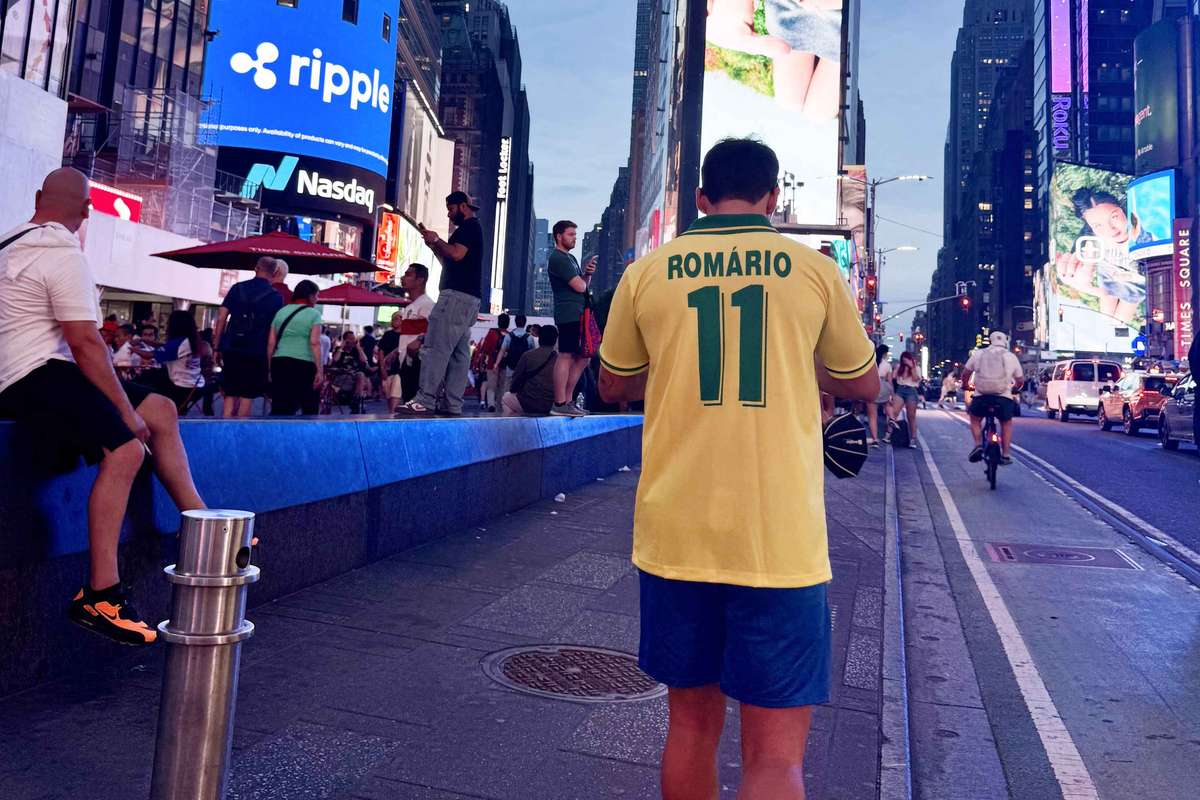 Brasileiros levam ambiente de Mundial à Times Square na abertura