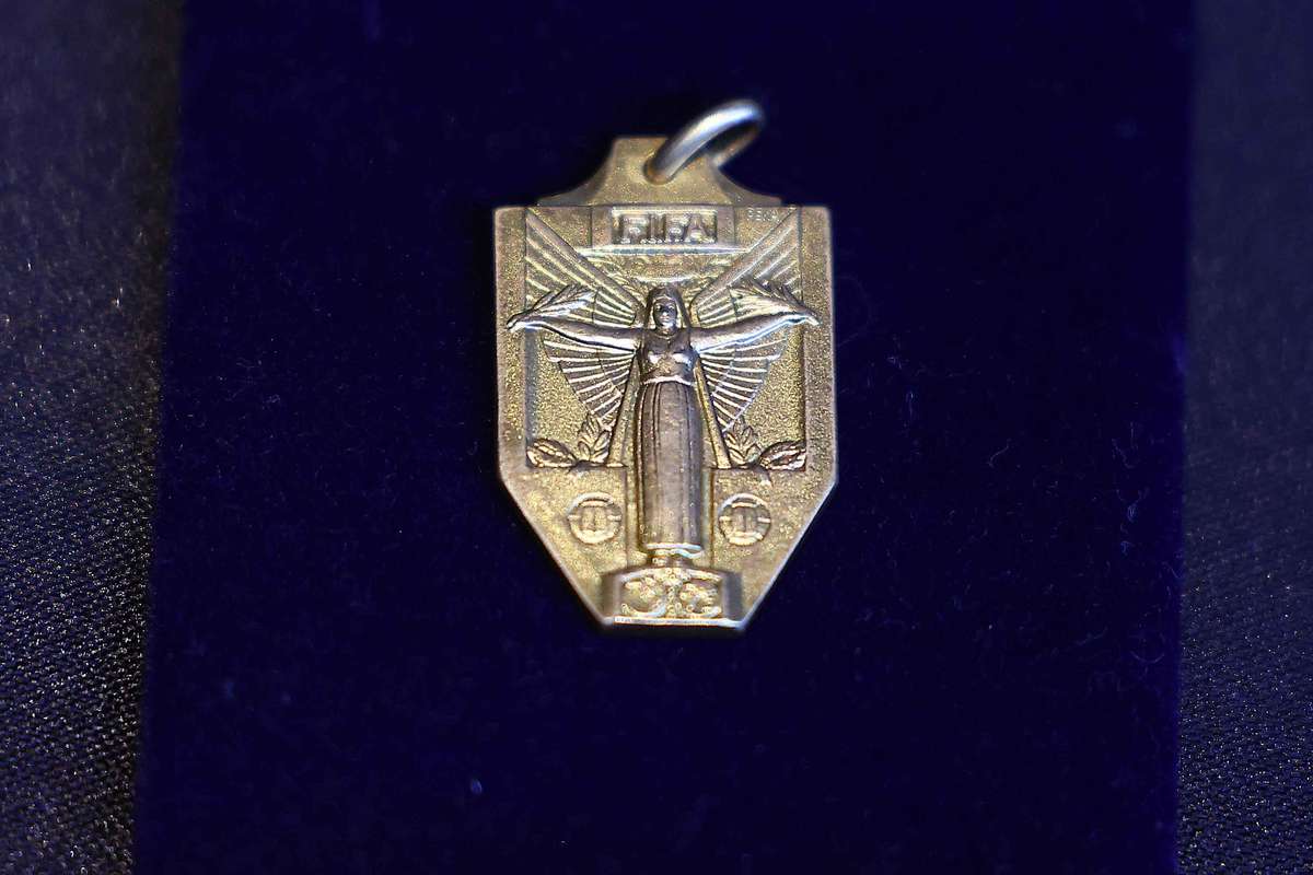 La médaille de Pelé obtenue lors du Mondial 1958, mise en vente aux enchères, pourrait atteindre 500 000 livres