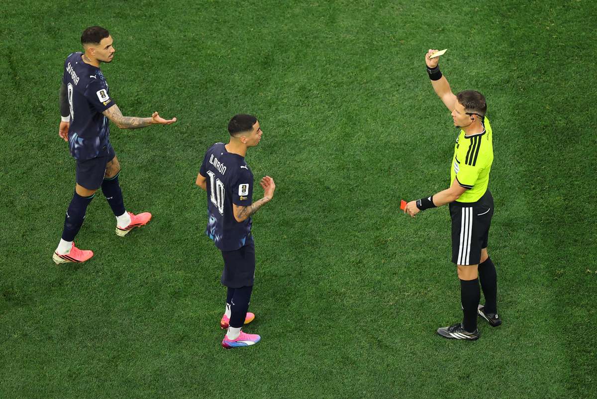 La polémica, sorprendente y acertada decisión de Del Cerro Grande en el Mundial