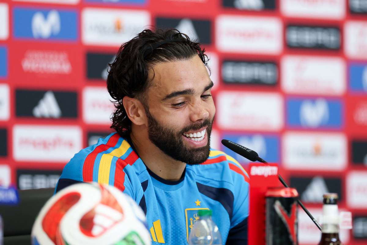 Spain 'in good hands' amid three-horse goalkeeper race, David Raya says