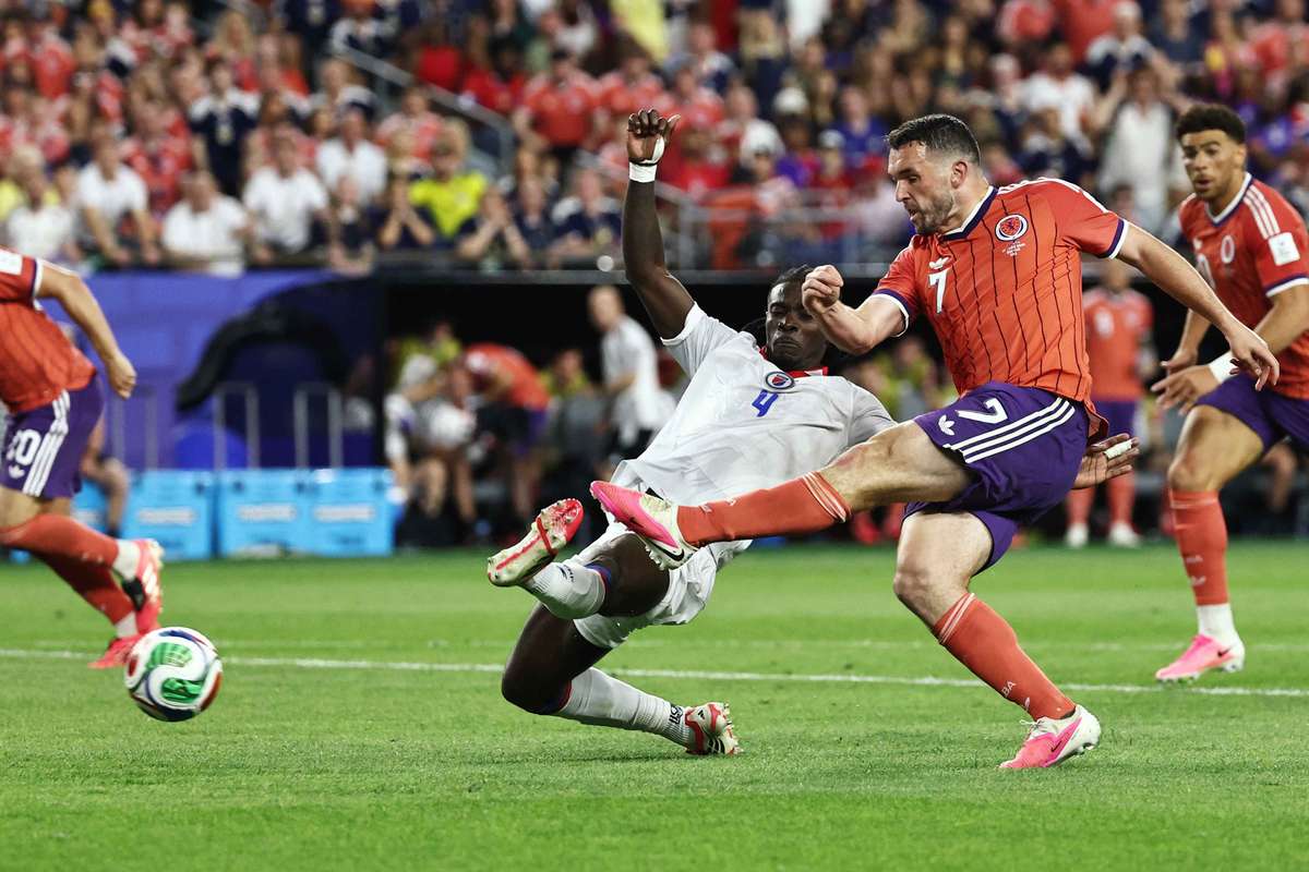 McGinn guía la victoria de Escocia que aguanta el asalto final de Haití (0-1)