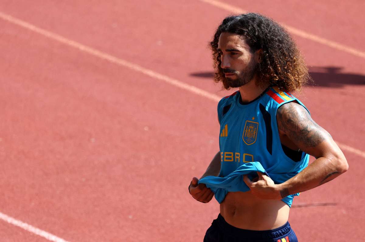 Cucurella levou um talismã para o Mundial: o pijama da sua esposa