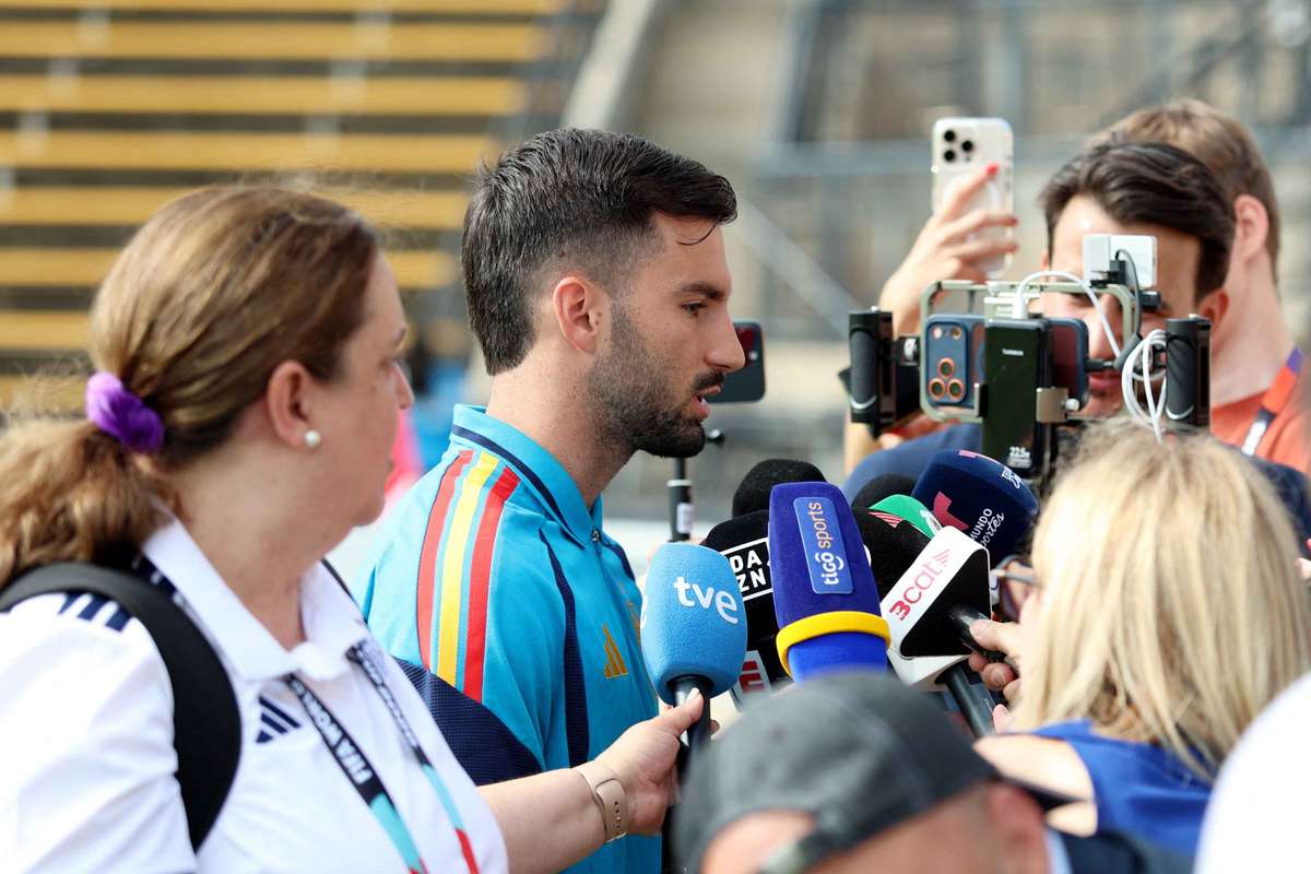 Álex Baena compara a De la Fuente con un padre a un día del inicio del Mundial