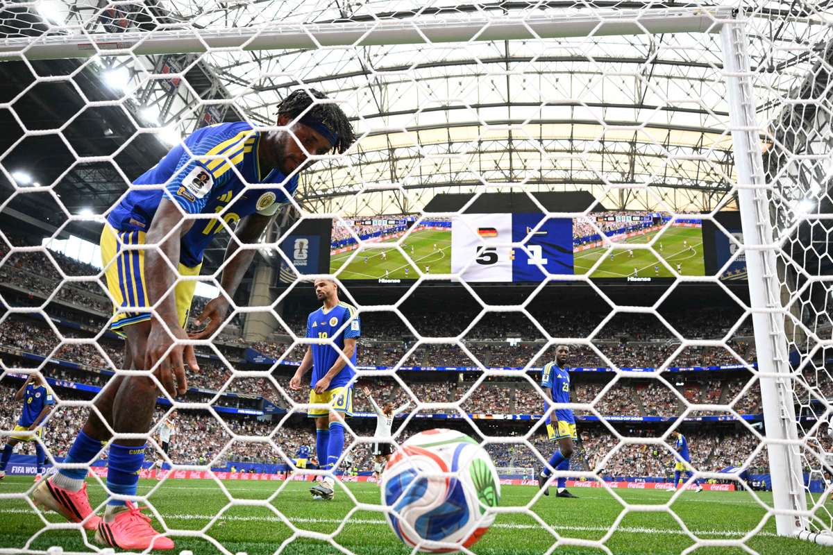 Mundial-2026: Advocaat diz que Curaçau não tem razão para se envergonhar após goleada
