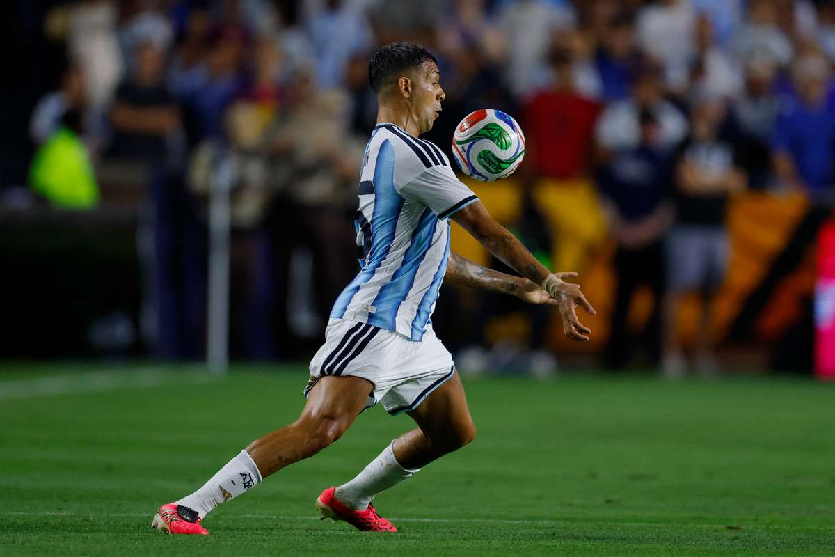 Otro zurdo que llega al Mundial desde Villa Fiorito: Medina, siguiendo los pasos de Maradona
