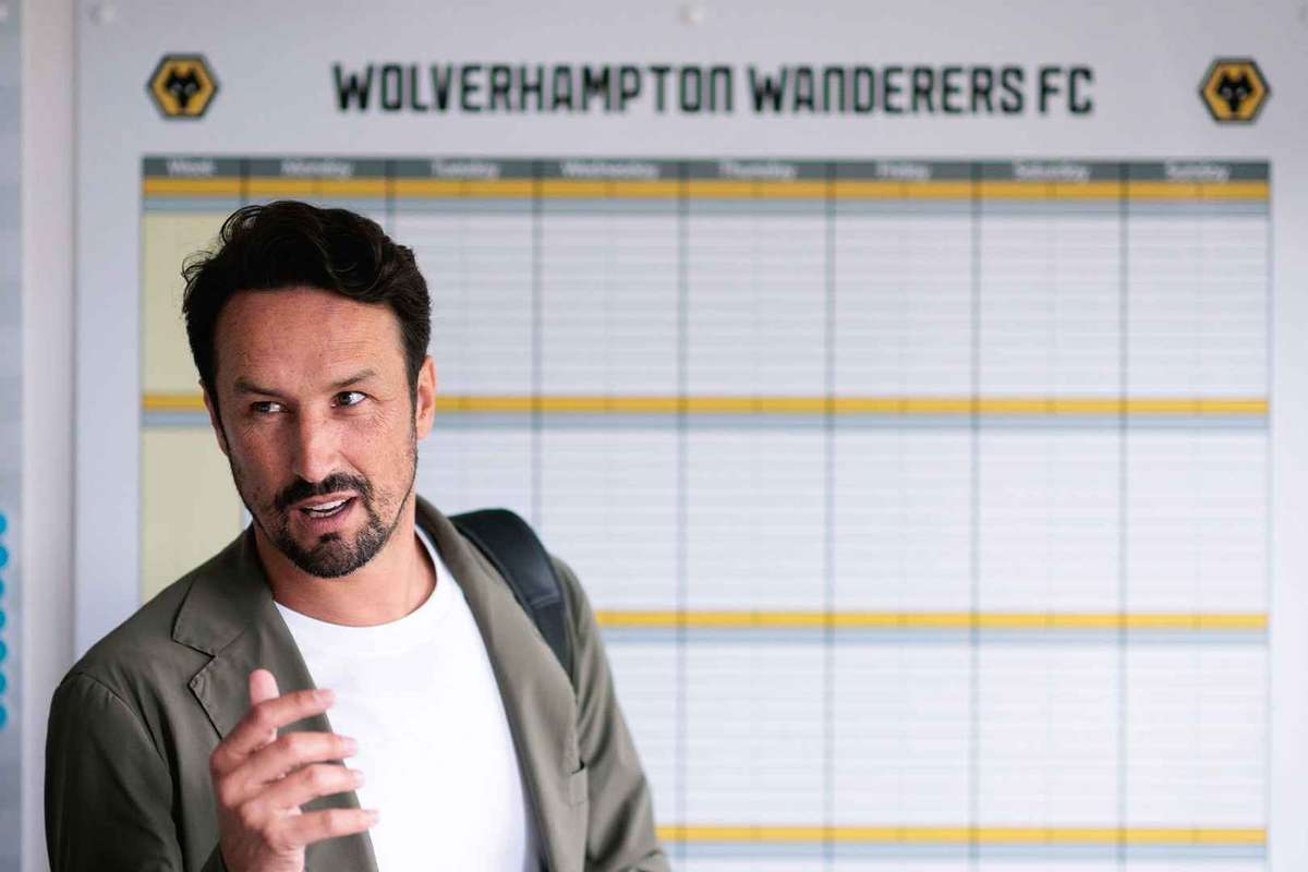 Oficial: César Peixoto assume comando do Wolverhampton
