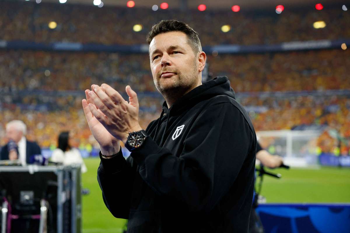 Pierre Sage oficializado como novo treinador do Crystal Palace