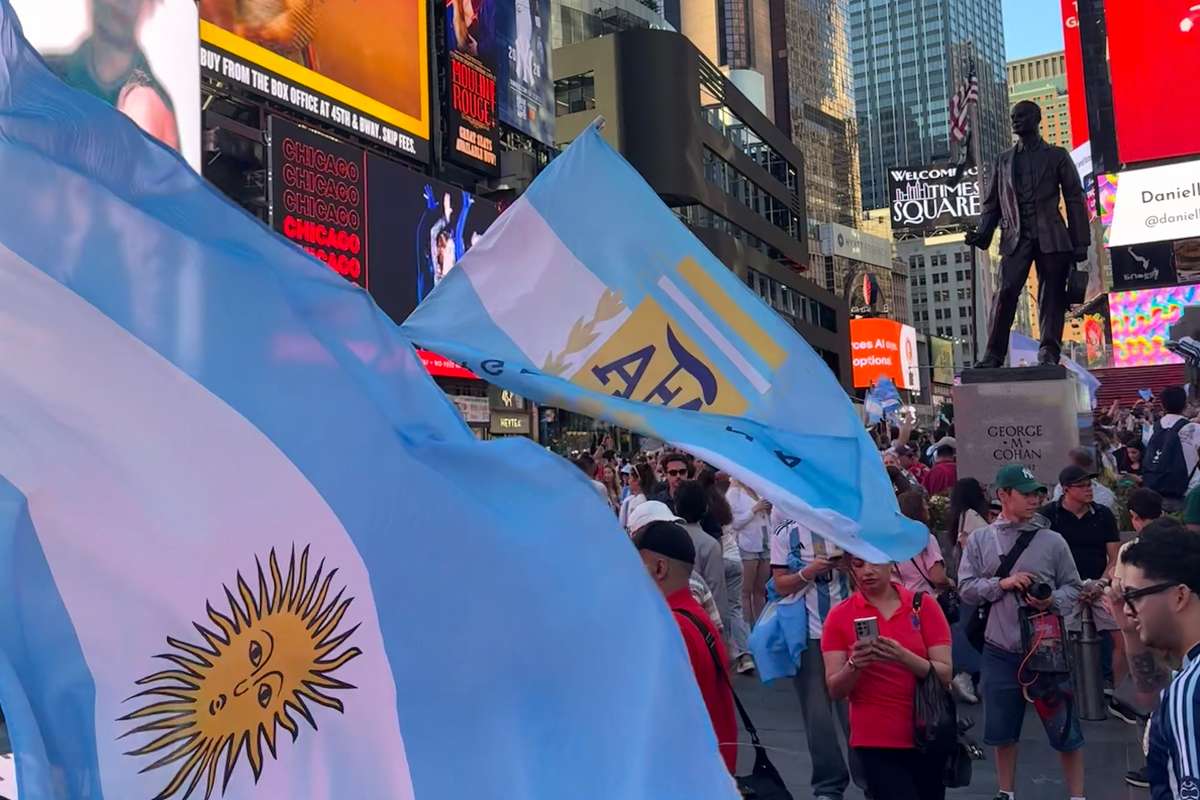 Los seguidores argentinos toman Times Square: fiesta albiceleste en Nueva York