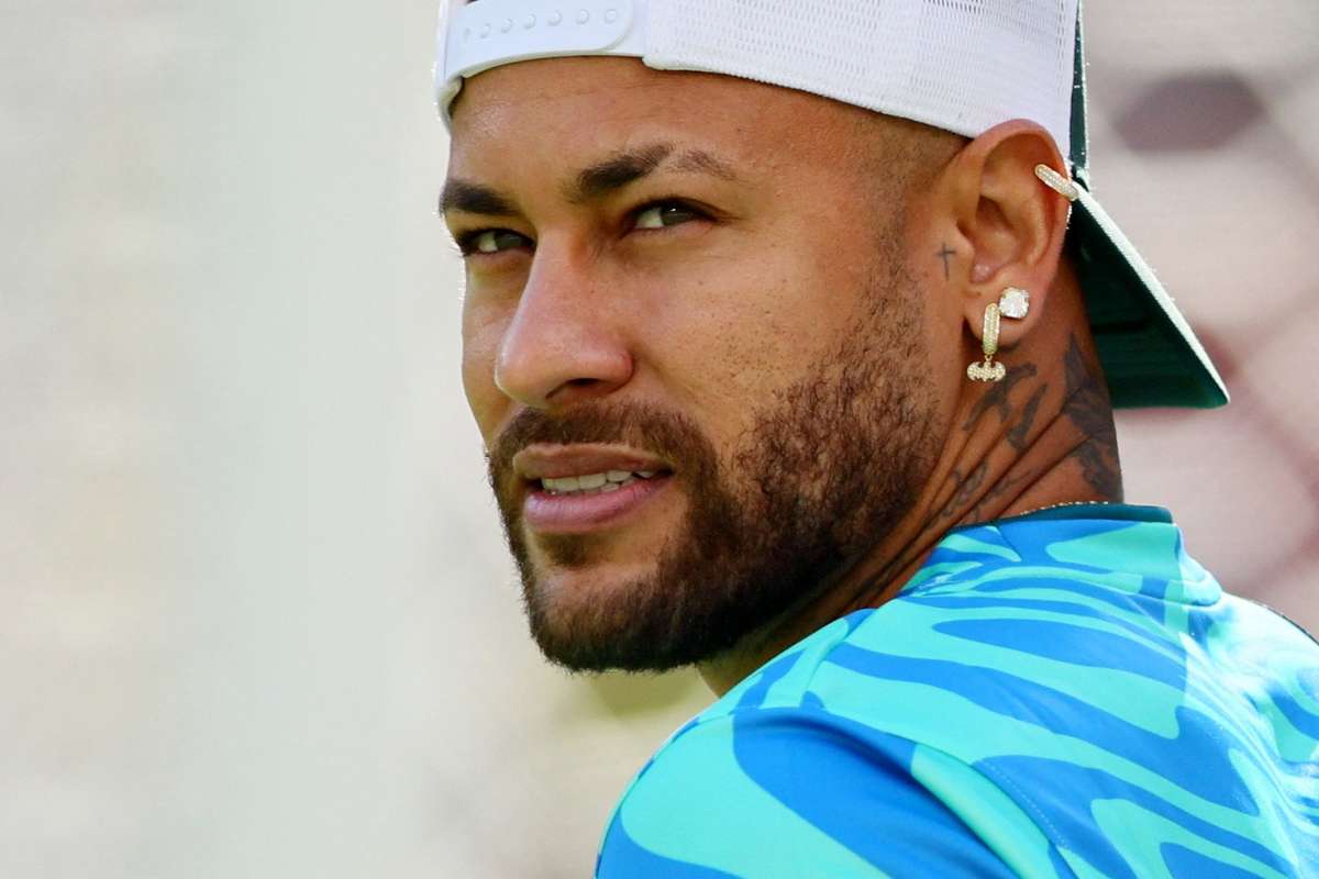 Neymar treina no relvado pela primeira vez no Mundial e começa transição
