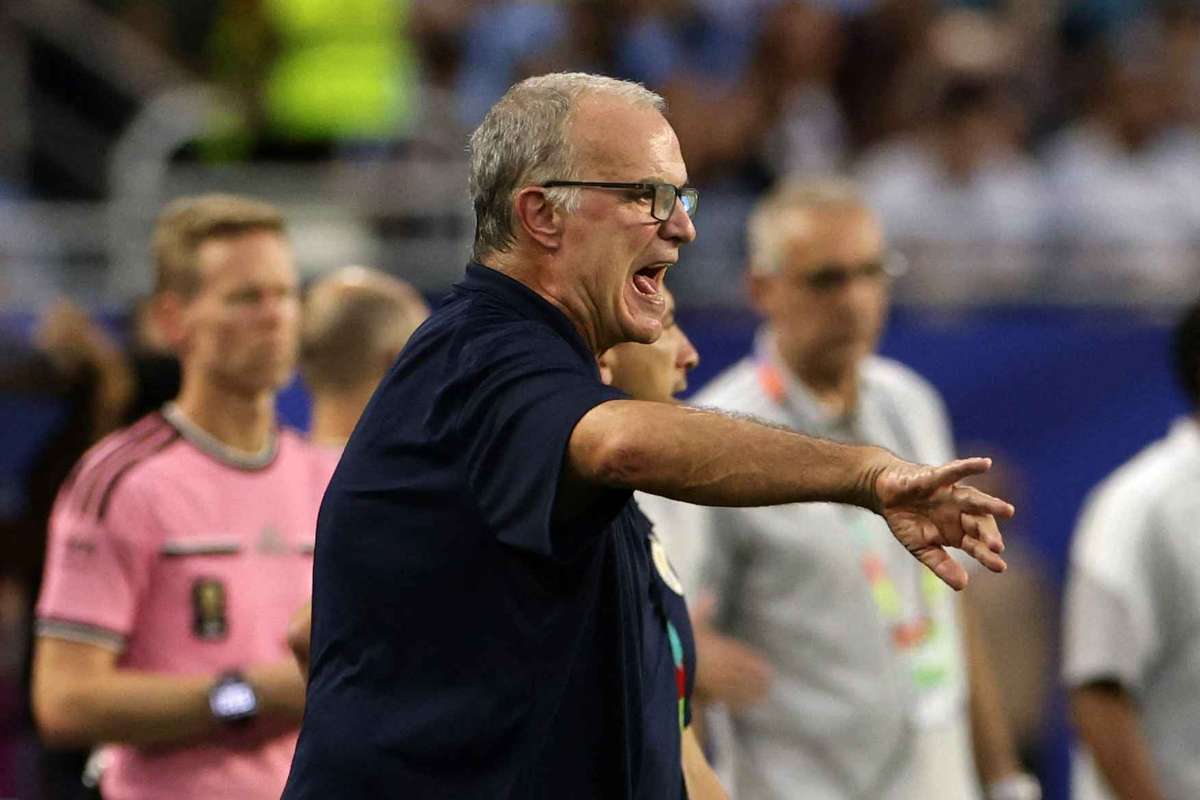 "Não sou modelo": Bielsa, selecionador do Uruguai, explica sessão fotográfica embaraçosa no Mundial