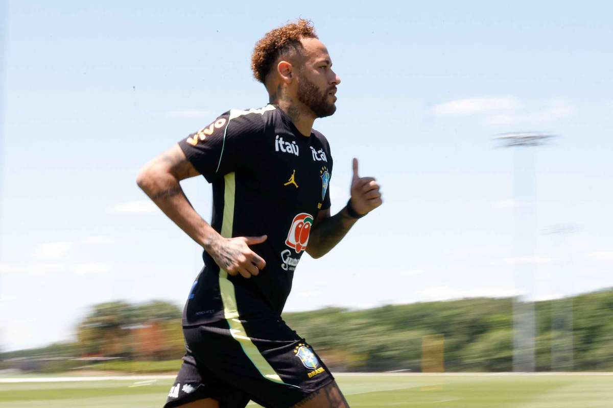 Neymar se ejercita por primera vez después de su lesión muscular