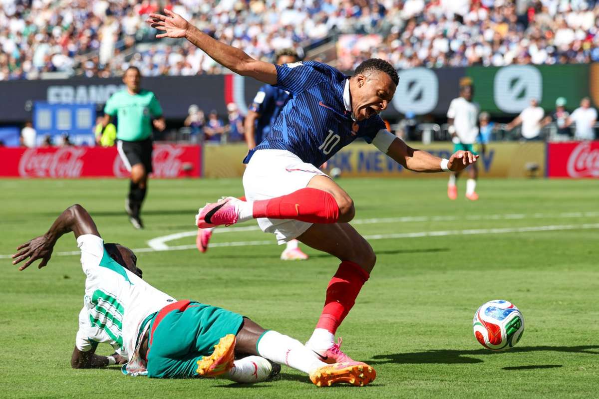 Árbitro não assinala penálti sobre Mbappé diante do Senegal e gera controvérsia
