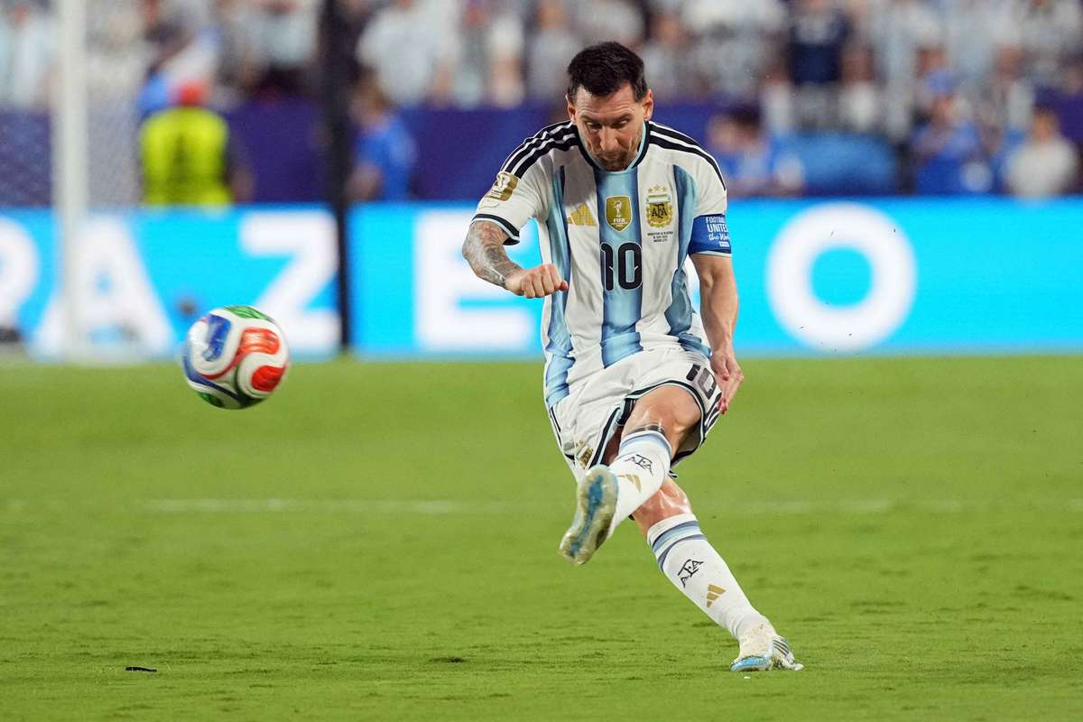 Com hat trick, Messi tem exibição de gala no seu 200º jogo pela Argentina, veja os números
