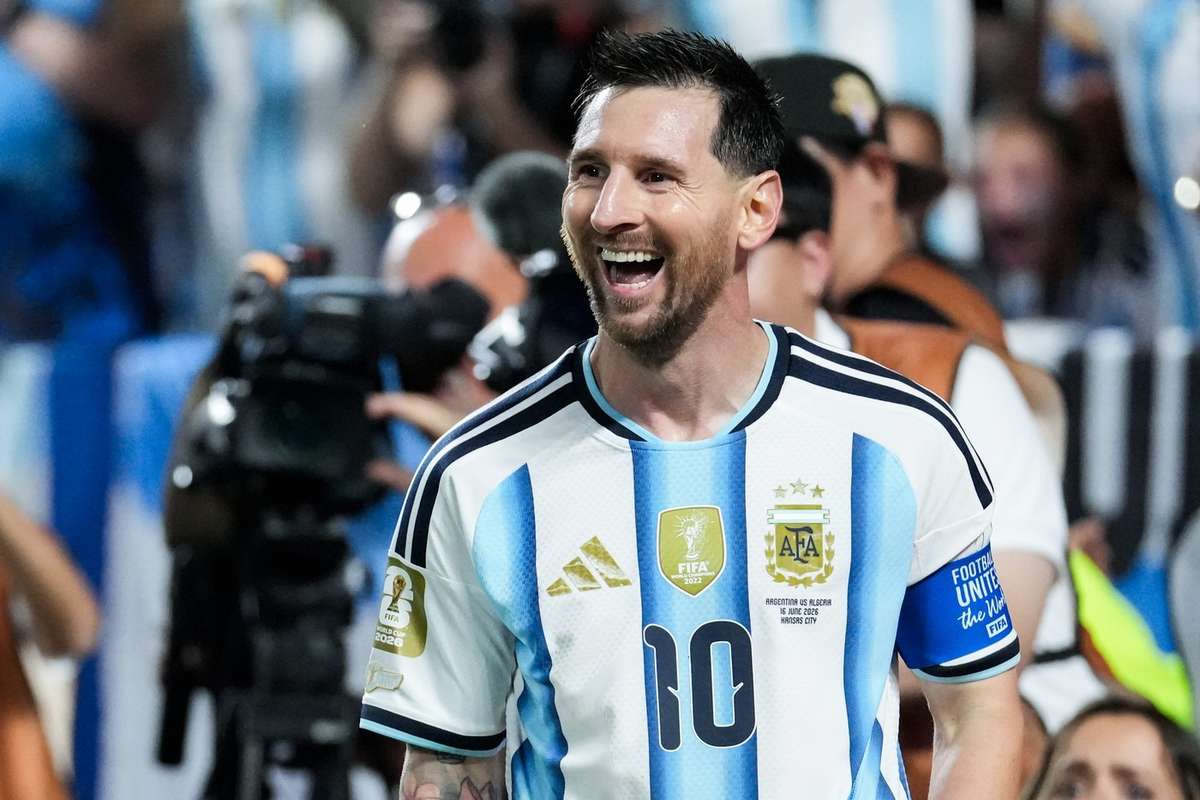 Argentina arranca su andadura con un triunfo arrollador ante Argelia en una fecha histórica para Messi (3-0)