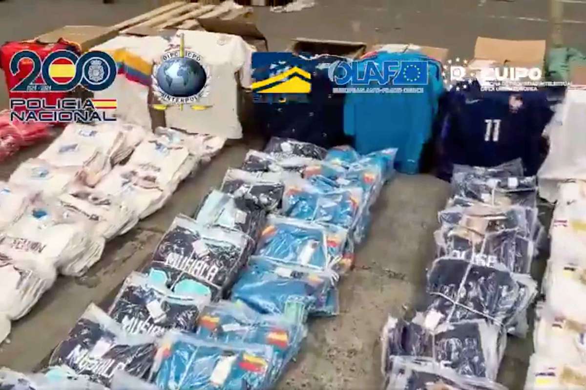 Gran operativo de la Policía Nacional contra las camisetas de fútbol falsificadas