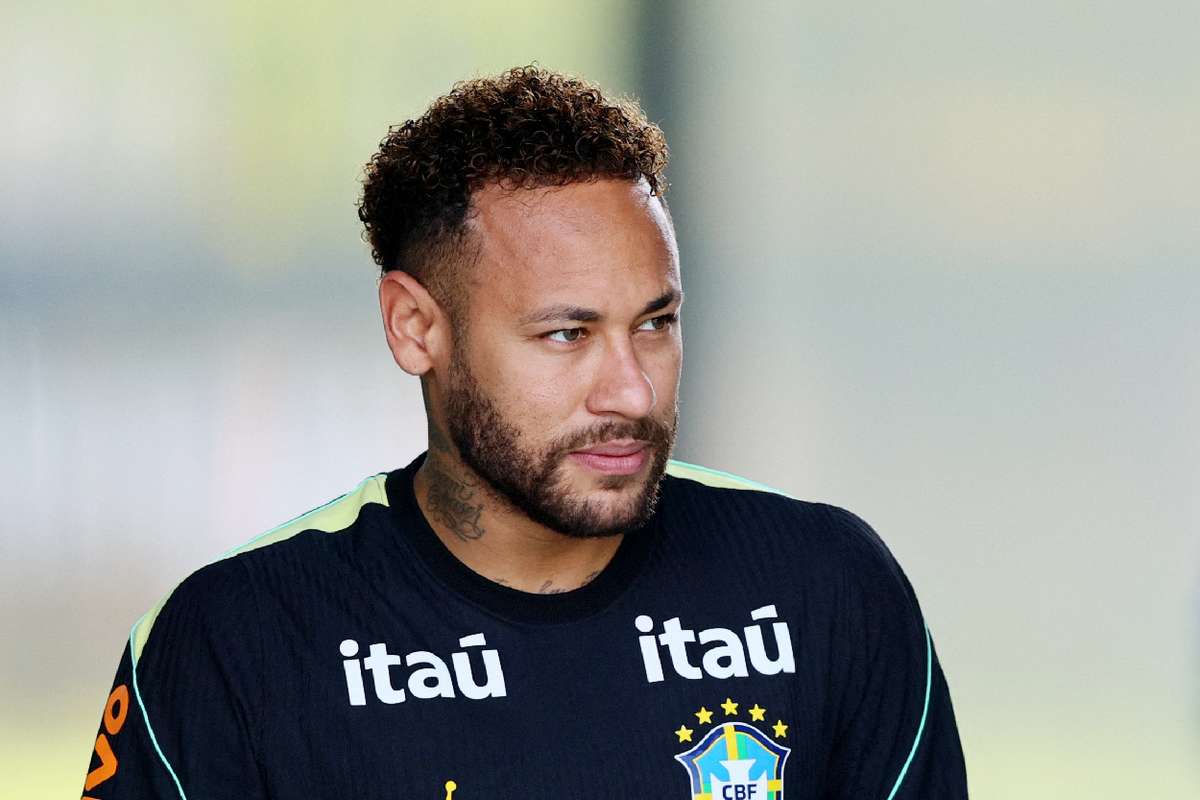 Neymar edges closer to World Cup limelight after joining Brazil training