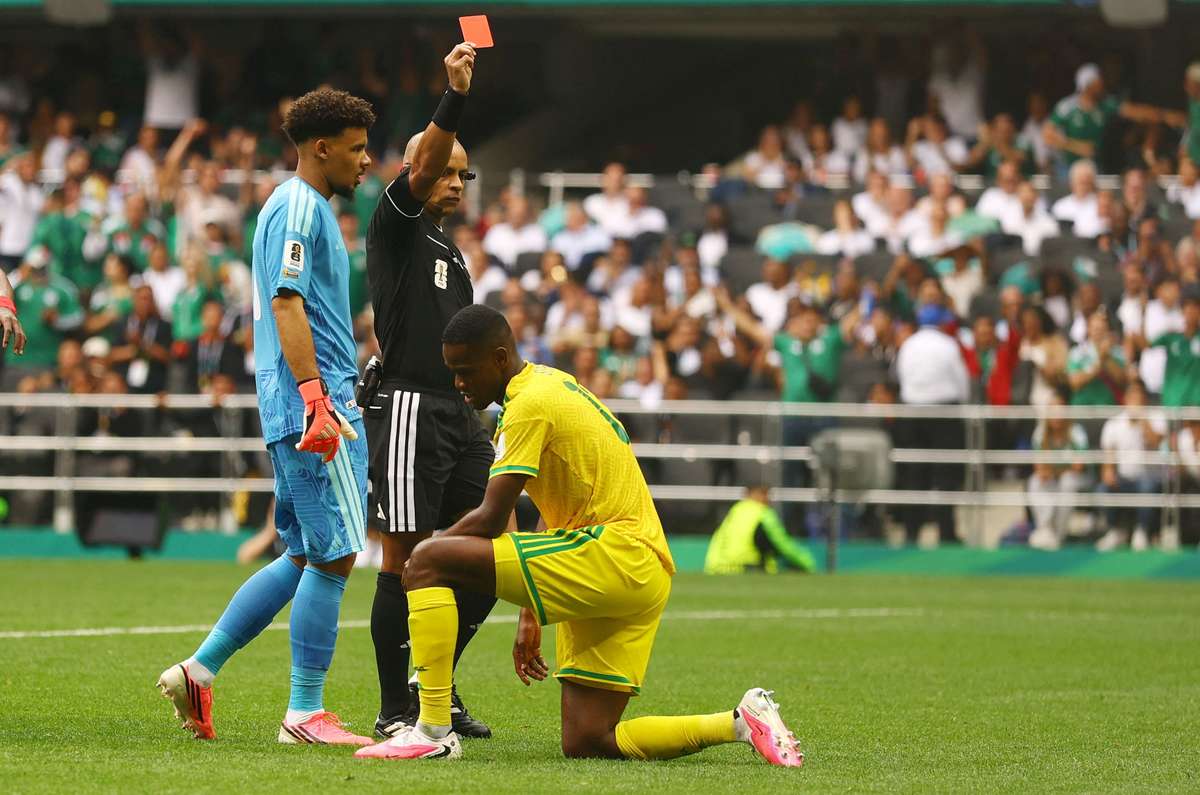Südafrika beklagt Ungleichbehandlung bei Platzverweisen im Vergleich zu Messi