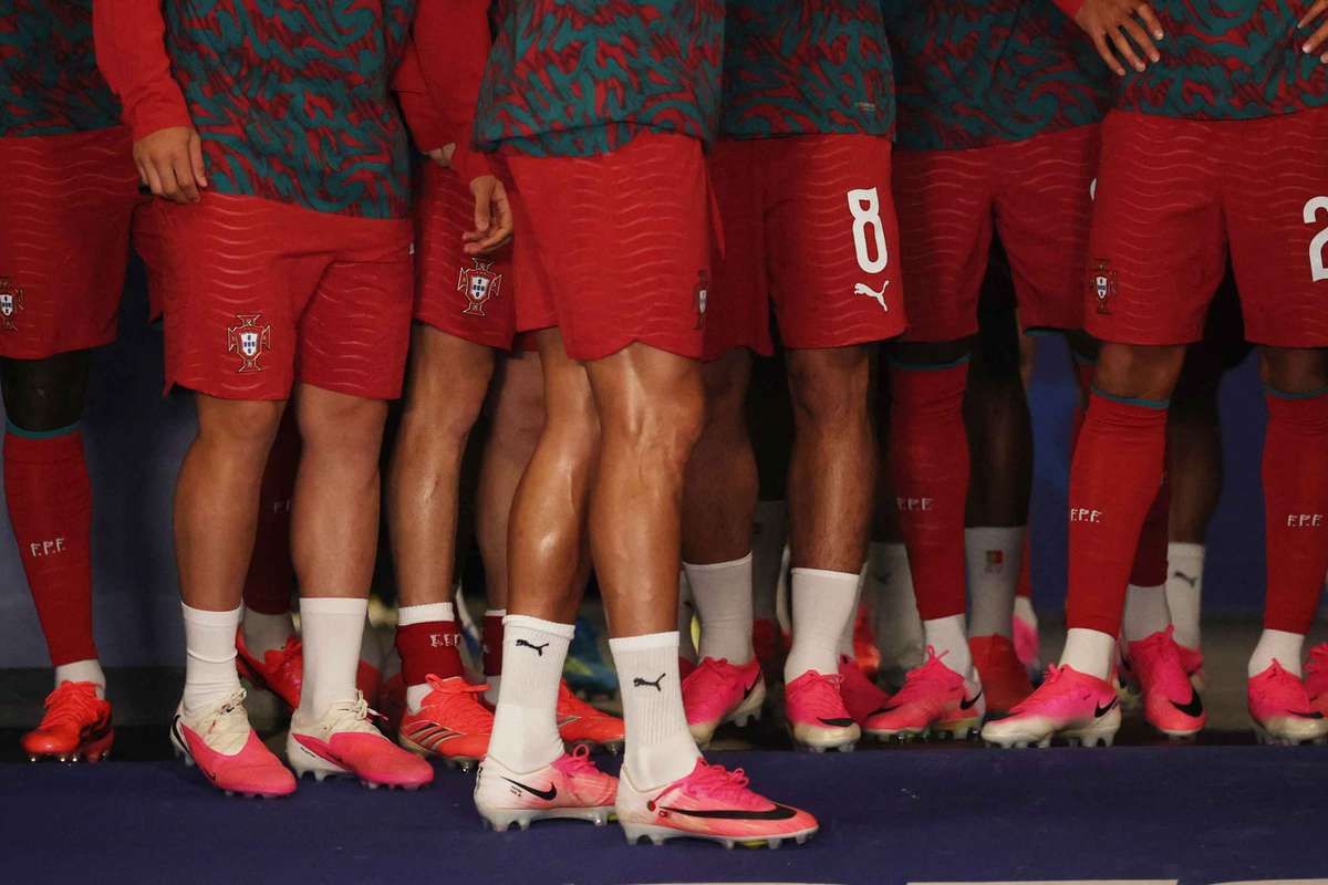 ¿Por qué tantos jugadores llevan botas rosas en el Mundial?