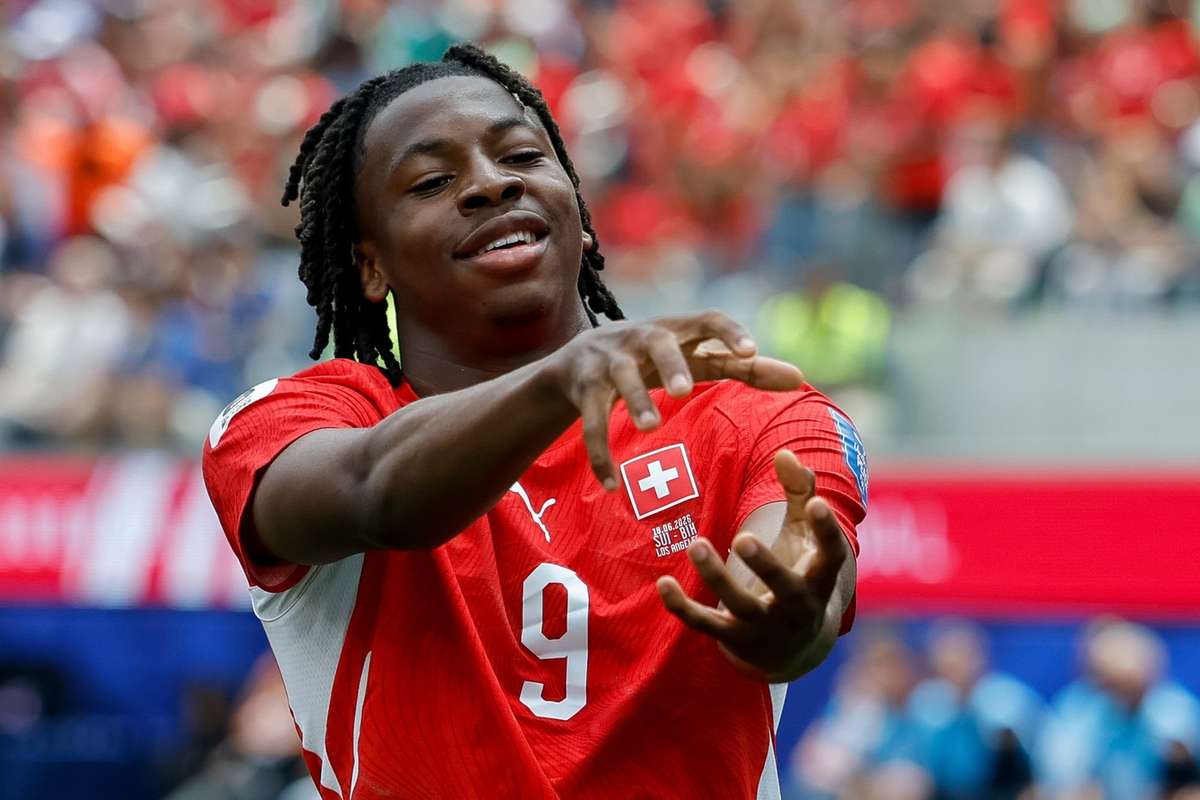 Switzerland go top of Group B as late goal flurry breaks Bosnia resistance