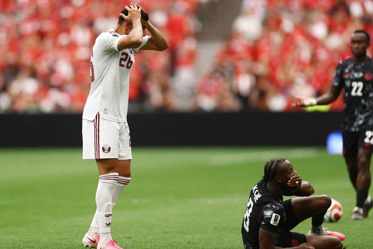 Ismael Koné, do Canadá, sofre grave lesão após dividida com jogador do Catar