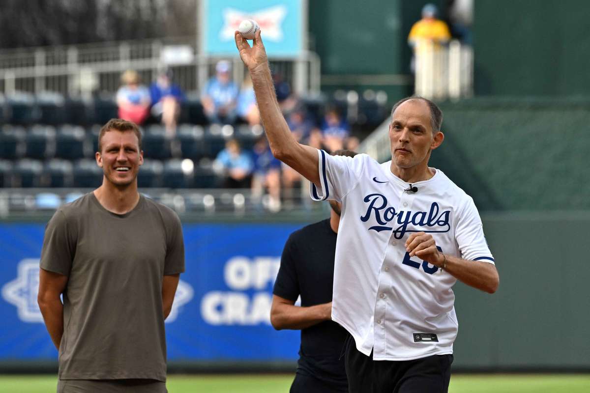Große Ehre: Tuchel wirft First Pitch bei Spiel der Kansas City Royals