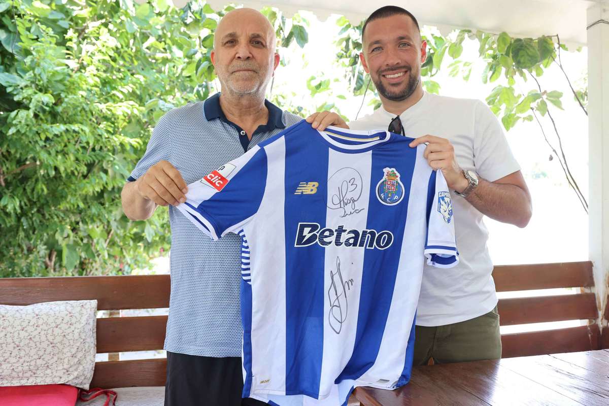 Francesco Farioli visitou presidente do Alanyaspor e ofereceu camisola de Thiago Silva