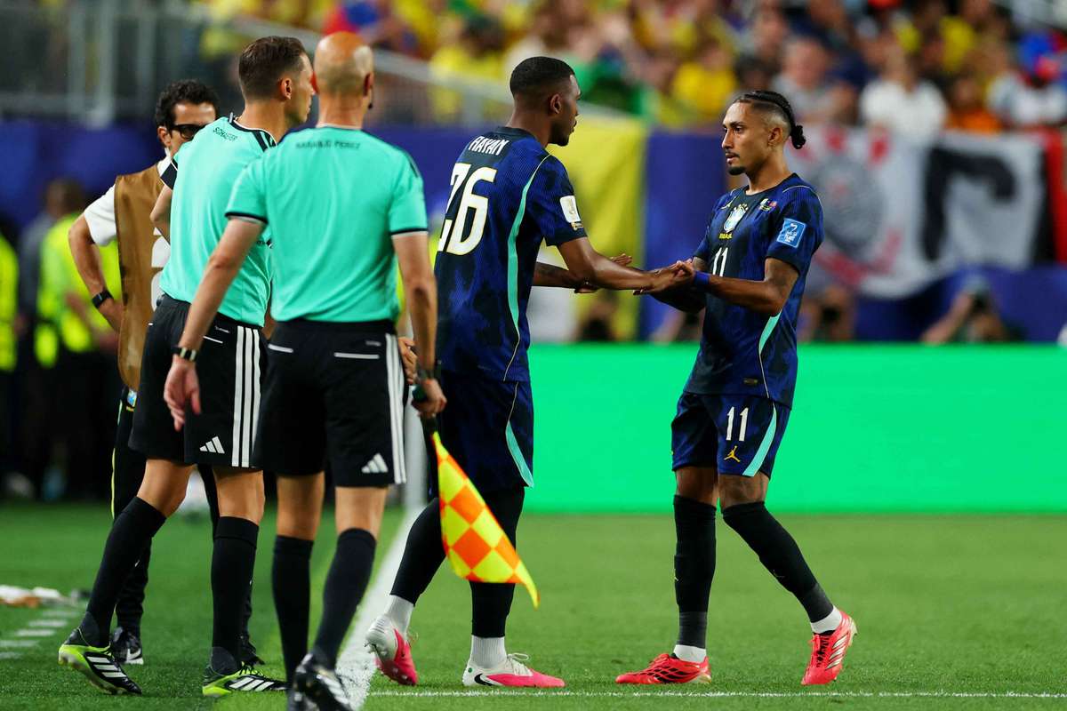 Raphinha sente lesão no 1° tempo de Brasil x Haiti e é substituído por Rayan