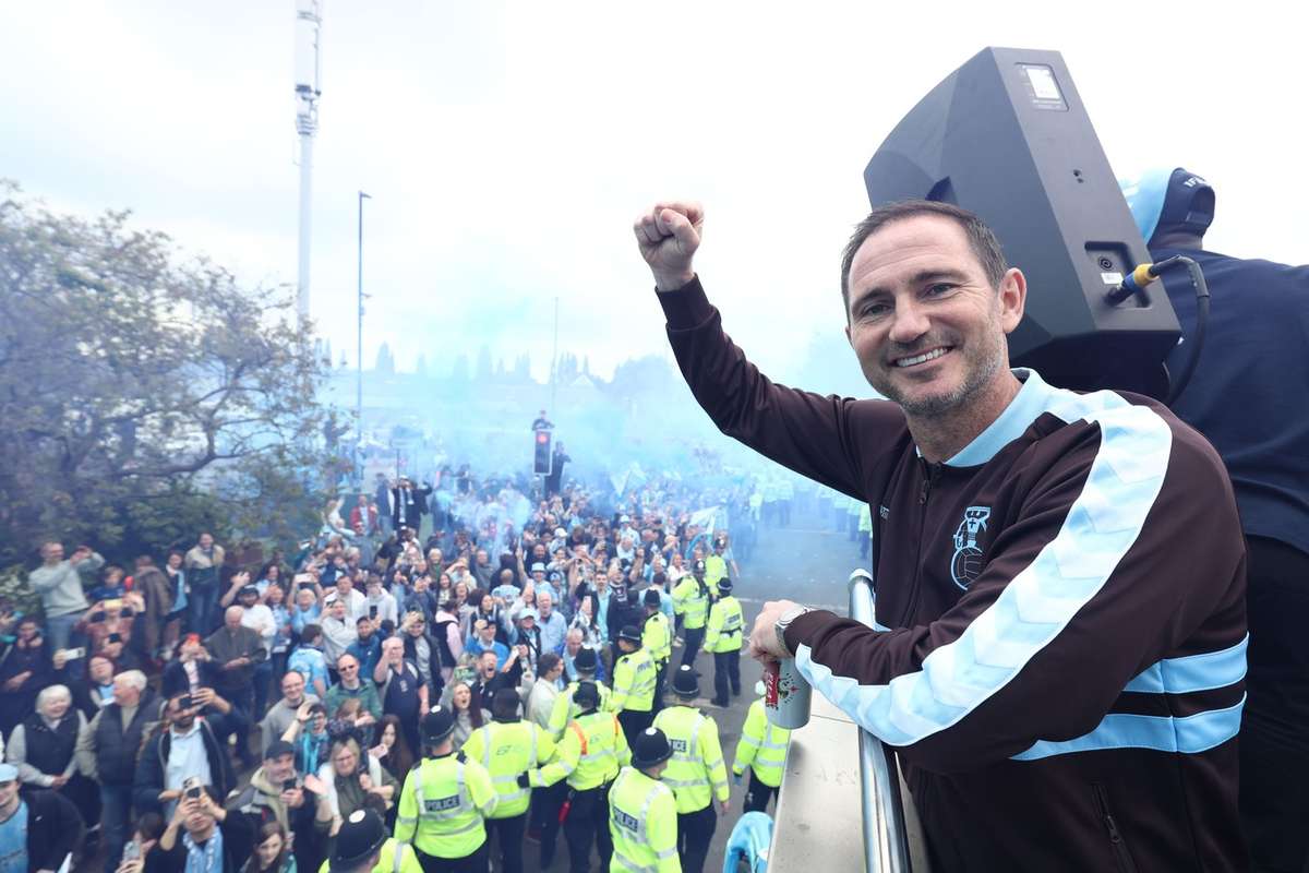 Frank Lampard em conversações para renovar contrato com o Coventry