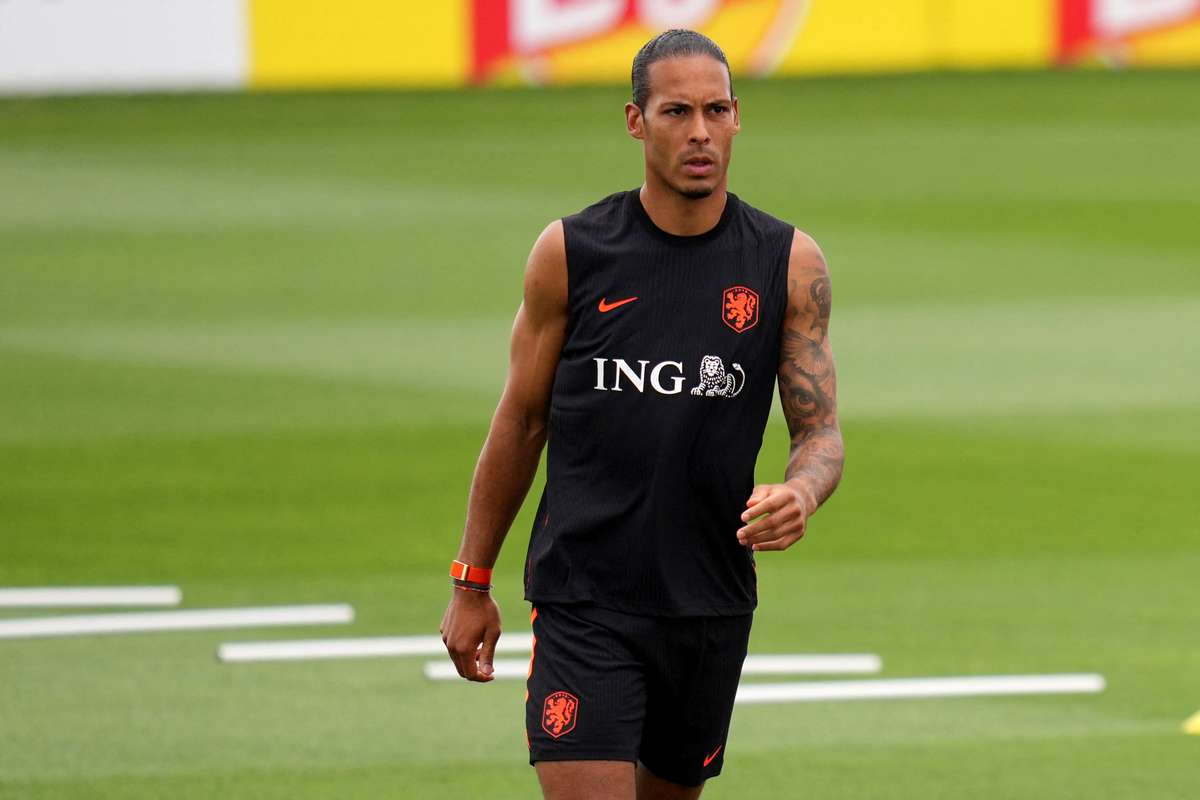 Van Dijk dá susto com possível lesão em vitória da Holanda sobre a Suécia