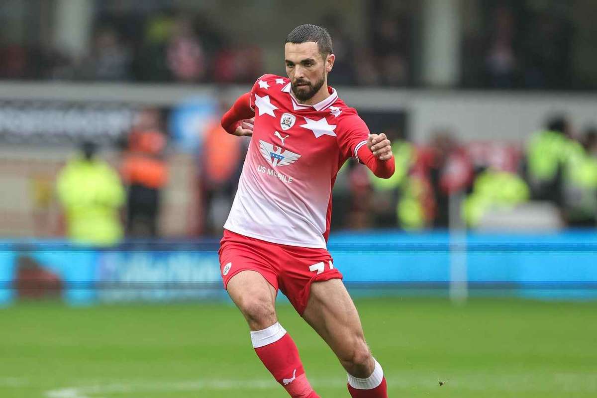 Oficial: Bradford City contrata Adam Phillips ao Barnsley