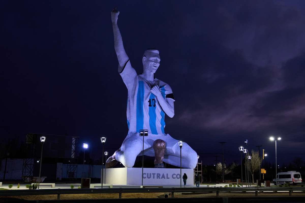 Messi imortalizado na Argentina com estátua gigante de 70 toneladas