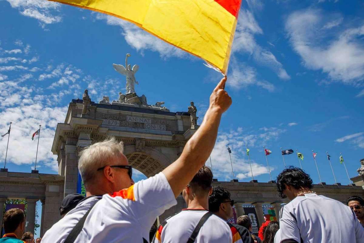 Wegen Regenbogen-Fächer: DFB-Fan in Toronto verprügelt – Polizei verweigerte Hilfe