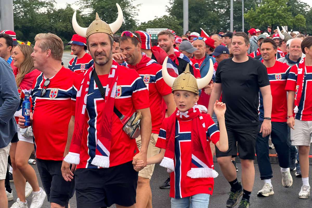 Torcida norueguesa promove invasão viking em Nova Jersey e surpreende americanos