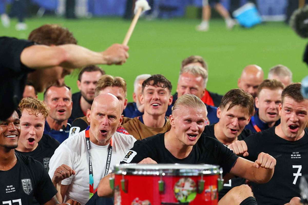 Torcida e jogadores da Noruega celebram classificação antecipada na Copa com remada viking