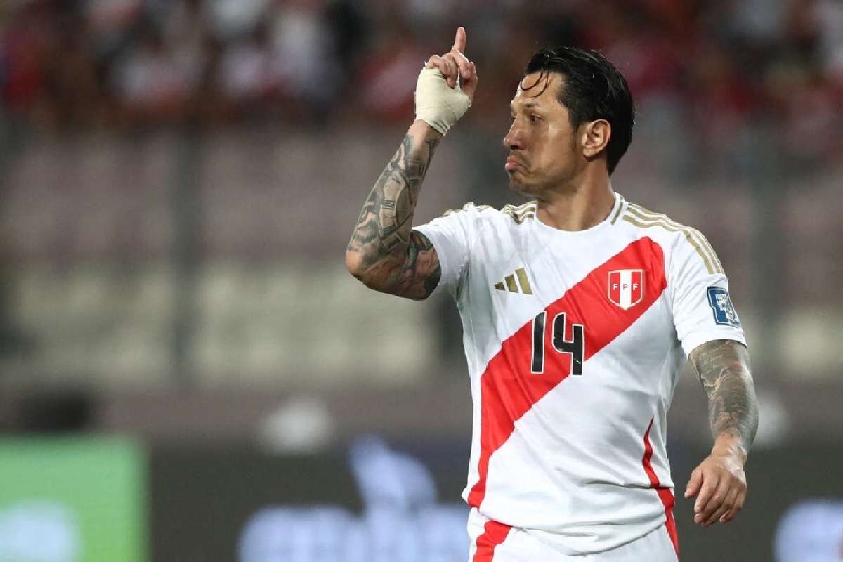 Oficial: Internacional peruano Lapadula estreia-se no país e assina pelo Universitario