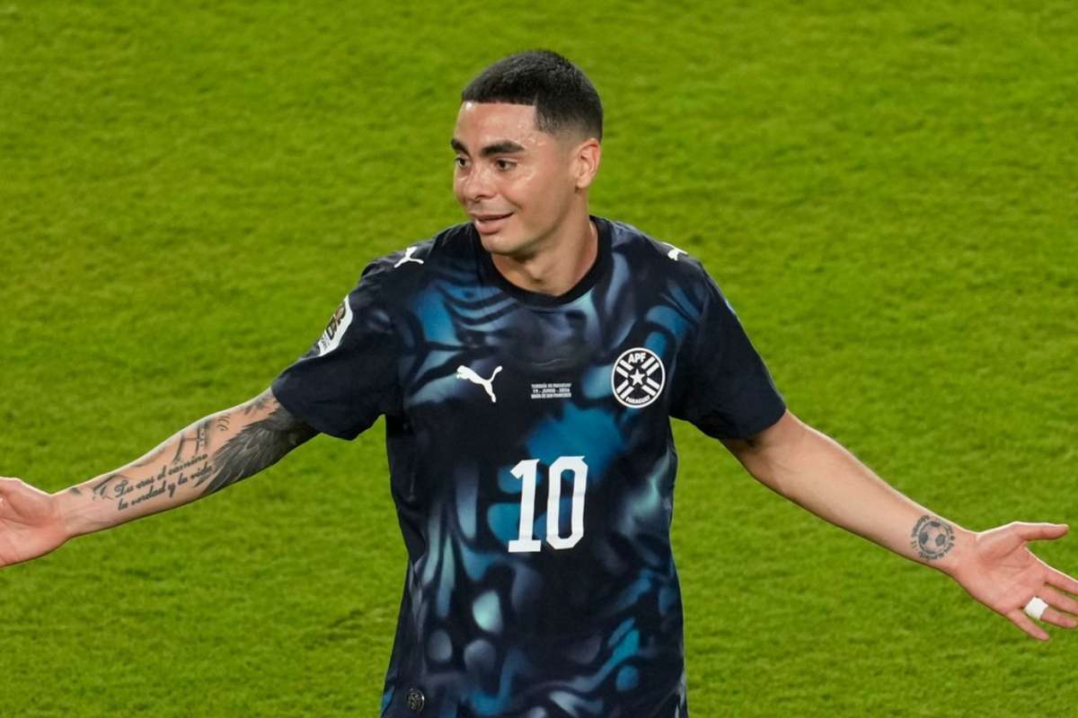 Jornalista perde credencial da Copa por detonar a FIFA após expulsão do paraguaio Almirón