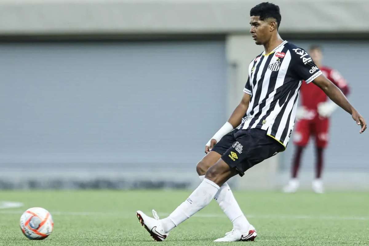 Dívida por Rollheiser trava interesse do Benfica em João Ananias (Santos)